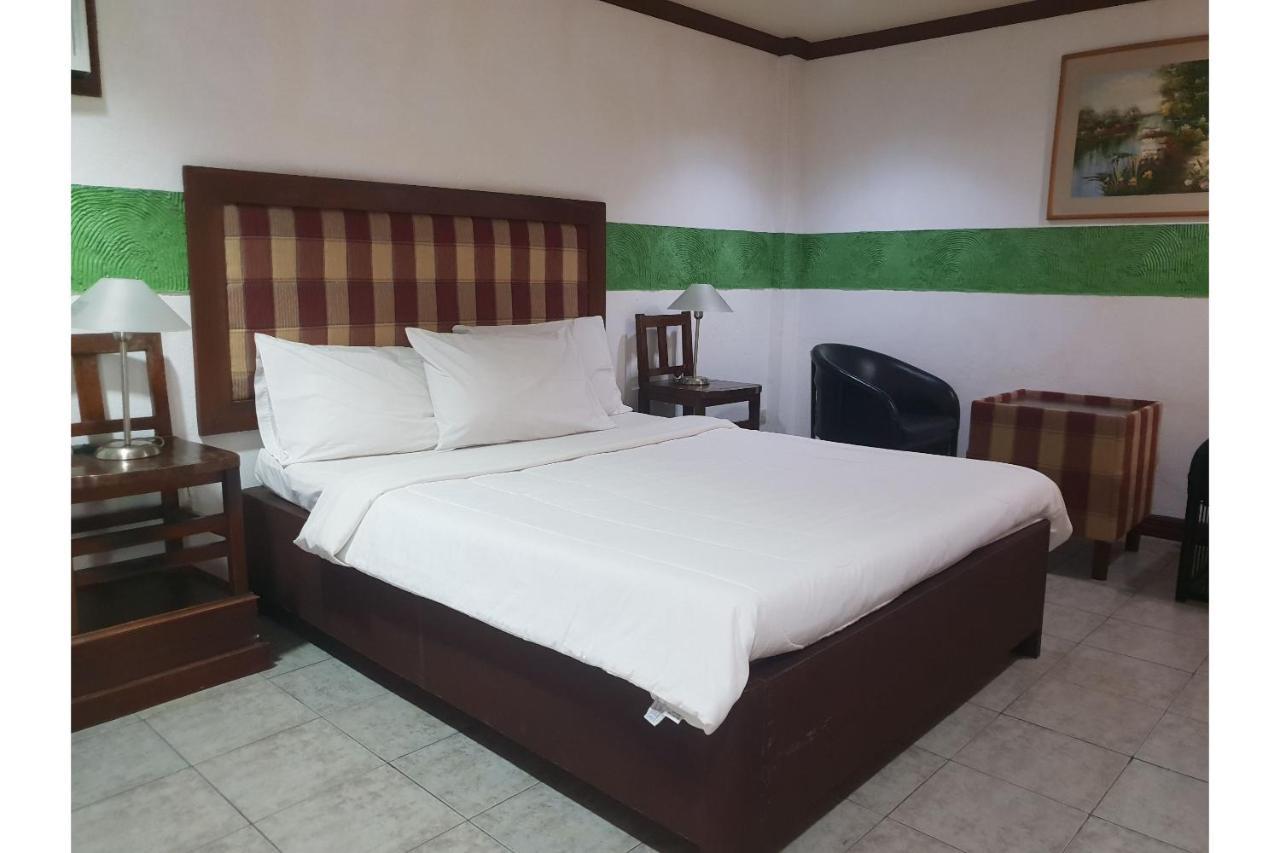 Saltimboca Tourist In Hotel Bacolod Kültér fotó
